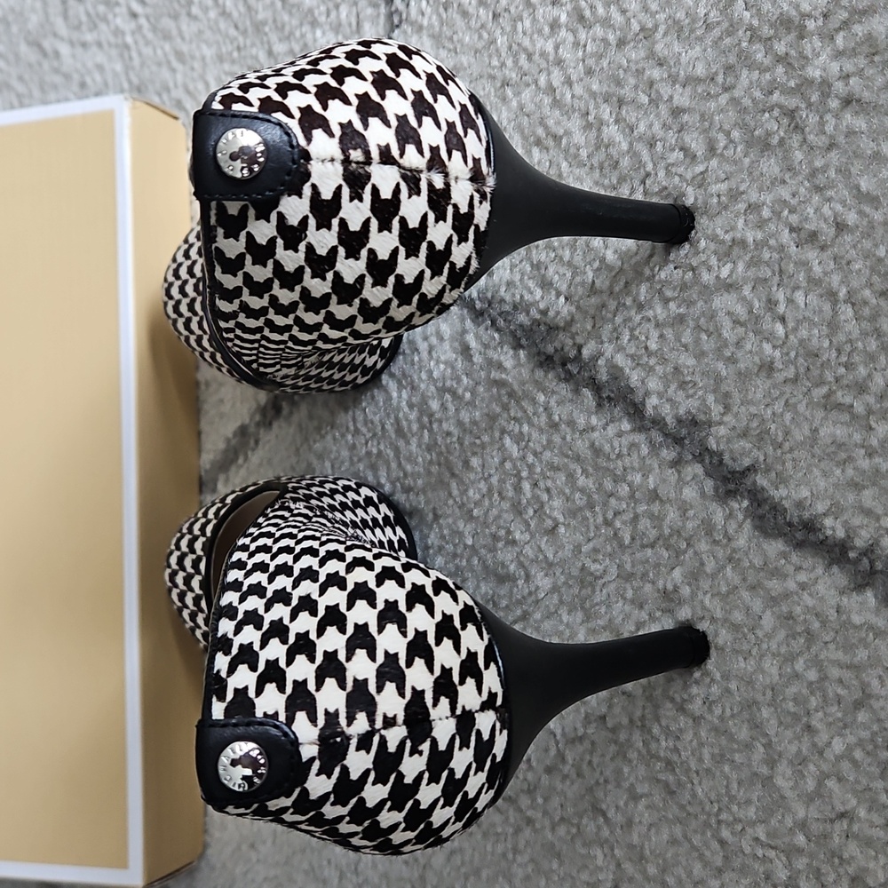 Michael Kors Dorothy Flex Black and White Calf Hair Houndstooth Pumps, Size 7 - Picture 4 of 6